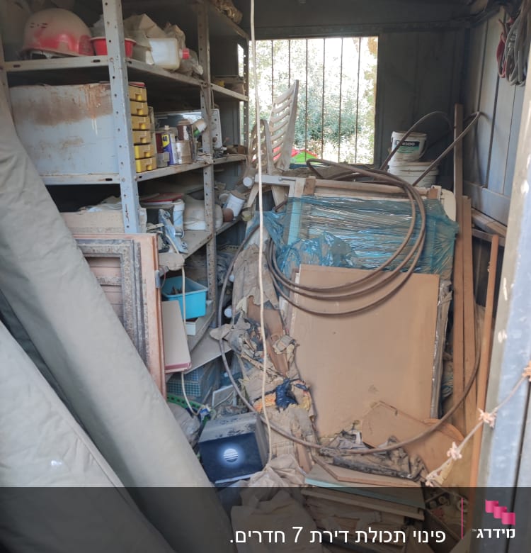 מחסן עמוס עם מדפים, קופסאות וכלים שונים